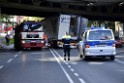 LKW blieb unter Bruecke haengen Koeln Ehrenfeld Innere Kanalstr Hornstr P126